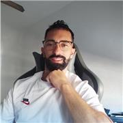 doy clases adaptadas al nivel del alumno, según edad y capacidades individuales. Soy Profesor de Educación Física y tengo experiencia en clases para todas las edades y niveles.